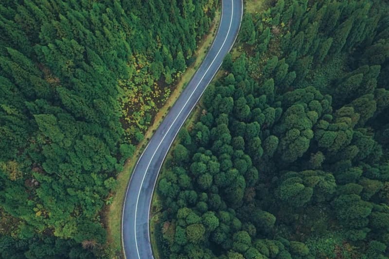 Vista aérea de estrada sinuosa na floresta densa, Sete Cidades, Açores