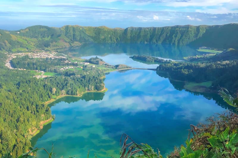 Lagoa de Sete Cidades rodeada de floresta verde, Açores