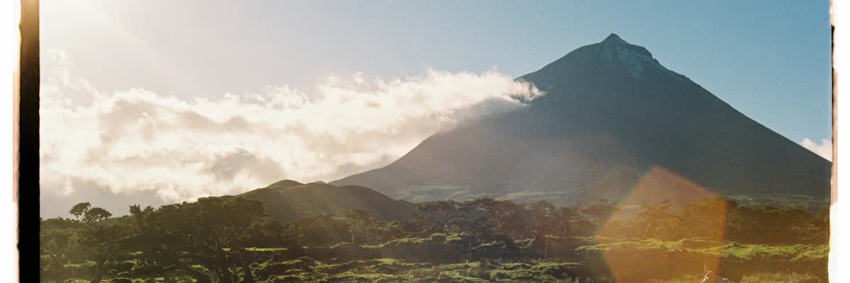 Paisagem vulcânica com pastagens verdes, Açores